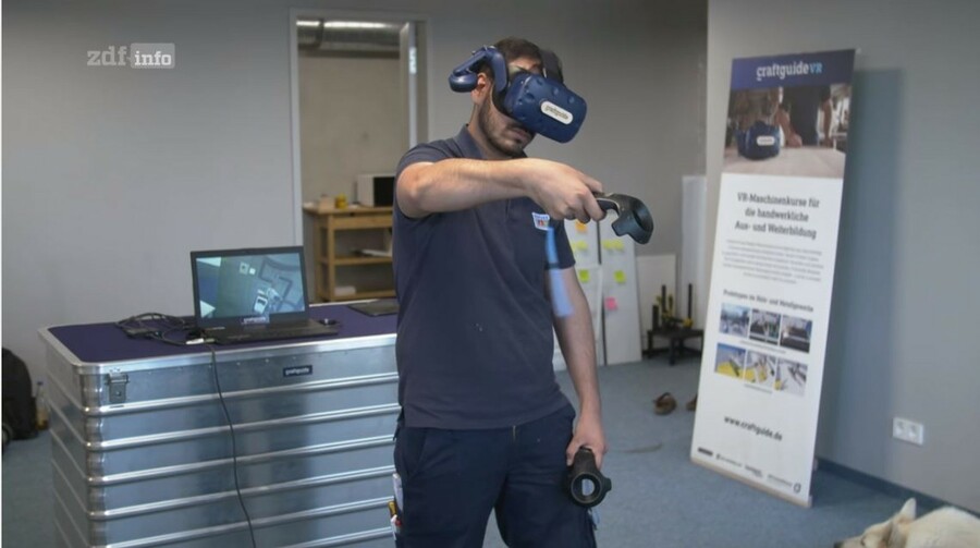 Azubi Zaki Nadri lernt bei der SHK-Innung München mit einer VR-Brille und findet es cool. Eine ZDF-Reportage zeigt auch noch andere Ansätze und Ideen im Kampf gegen den Fachkräftemangel im Handwerk.