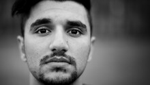 In seinem Video "Der Kriegsstart" rappt der 19-Jährige über seine Flucht aus Syrien - und sein neues Leben in Deutschland.