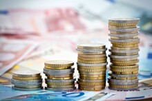 Laut einem Urteil des Oberlandesgerichts Düsseldorf müssen Vergabestellen bei Preisabständen von mindestens 20 Prozent die Angebote besonders kritisch unter die Lupe nehmen.