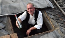 Dachdecker Peter Brandt mit der historischen Flaschenpost.