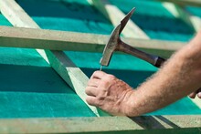 Der neue Tarifvertrag im Dachdeckerhandwerk sieht eine Gehaltserhöhung in zwei Stufen vor. 