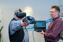 Die Badplaner Volker Echelmeyer (links) und Christoph Keßling führen das VR-System vor.