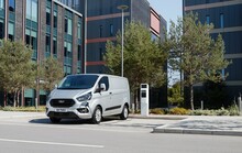 Als erster Hersteller bringt Ford mit dem Transit Custom PHEV einen Plug-in-Hybrid-Transporter auf den Markt.