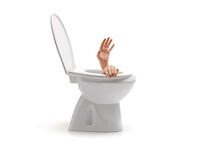 Hände winken aus der Toilettenschüssel