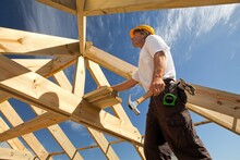 Seit 1. Juni 2020 können Dachdecker Ausfallgeld auch in den Sommermonaten bekommen – darauf haben sich Sozialpartner im Dachdeckerhandwerk geeinigt. 