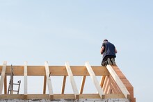 Preisexplosion am Bau: Vor allem Dachlatten, Bauholz und Spanplatten sind 2021 teurer geworden – wie seit über 70 Jahren nicht mehr.
