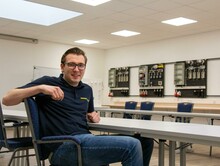 Max Oevermann, Ausbildungsbetreuer bei Diekmann Elektronik, ist zufrieden mit dem neuen digitalen Berichtsheft für seine Azubis.