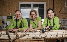 Diese Mitarbeiter der Tischlerei Menne sind in der zweiten und dritten Staffel der WDR-Serie „Passt, wackelt und hat Luft“ zu sehen (v.l.): Niklas Habrock, Gina Schmitz und Heather Blom.