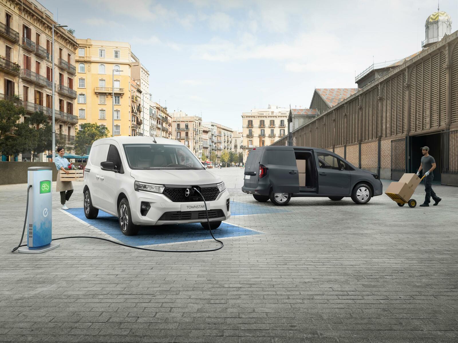 Der neue Nissan Townstar basiert auf dem Renault Kangoo und kommt als Elektro-Transporter (links) sowie als Benziner.