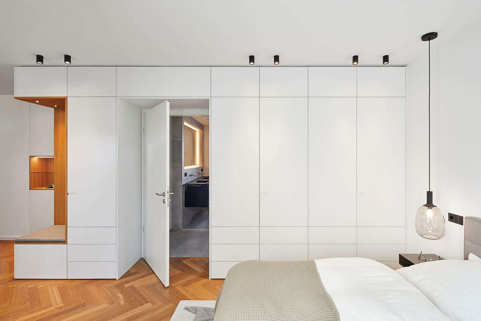 Zeitlos und funktional ist dieses Schlafzimmer-Projekt von Zeitwerk Design. 