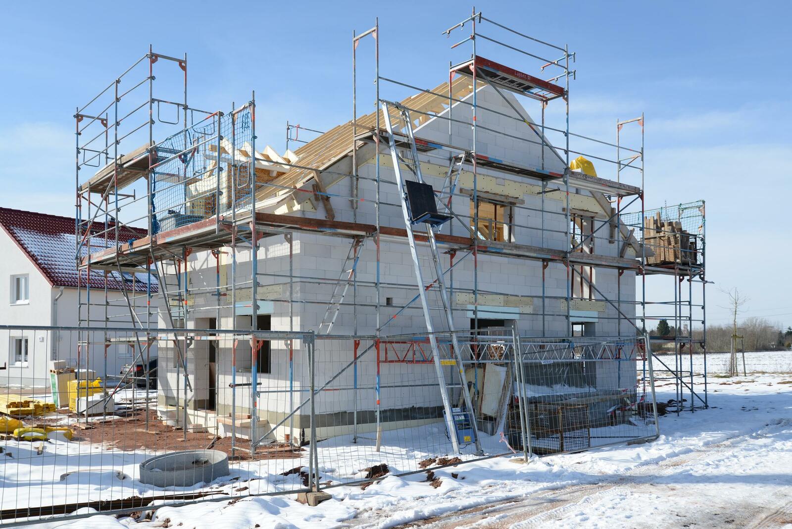 Wenn die Bauarbeiten wegen Schnee und Eis im Winter gestoppt werden müssen, haben Betrieb nicht automatisch Anspruch auf Bauzeitverlängerung.