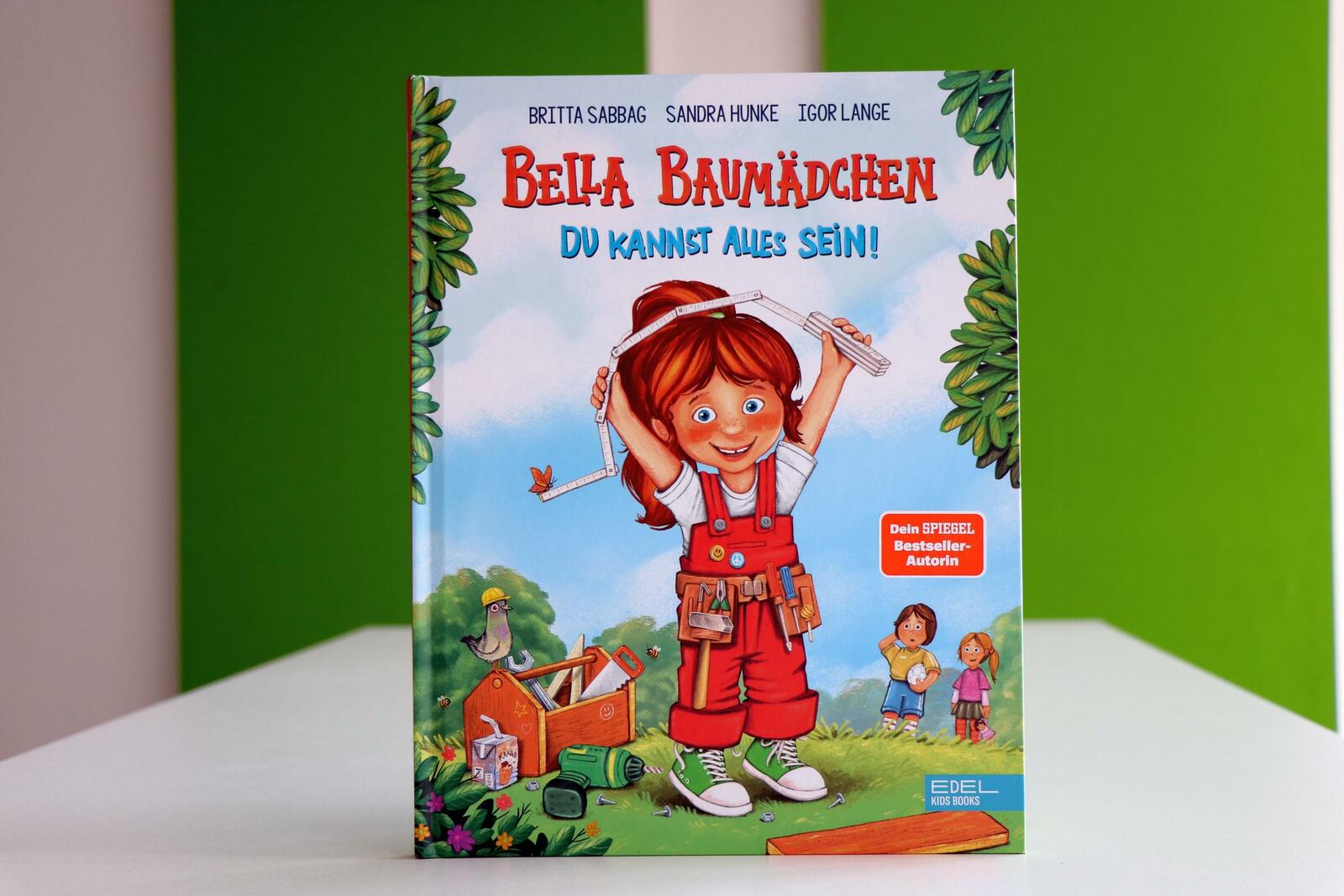 Das Kinderbuch „Bella Baumädchen“ erscheint am 4. März 2022 bei Edel Books Kids.