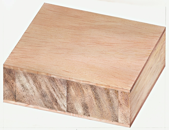 Leichte Tischlerplatte: Diese Stab-Light kommt mit einer keilgezinkten Mittellage aus leichten Holzarten wie Albasia auf eine Rohdichte von 320 Kilogramm pro Kubikmeter. 