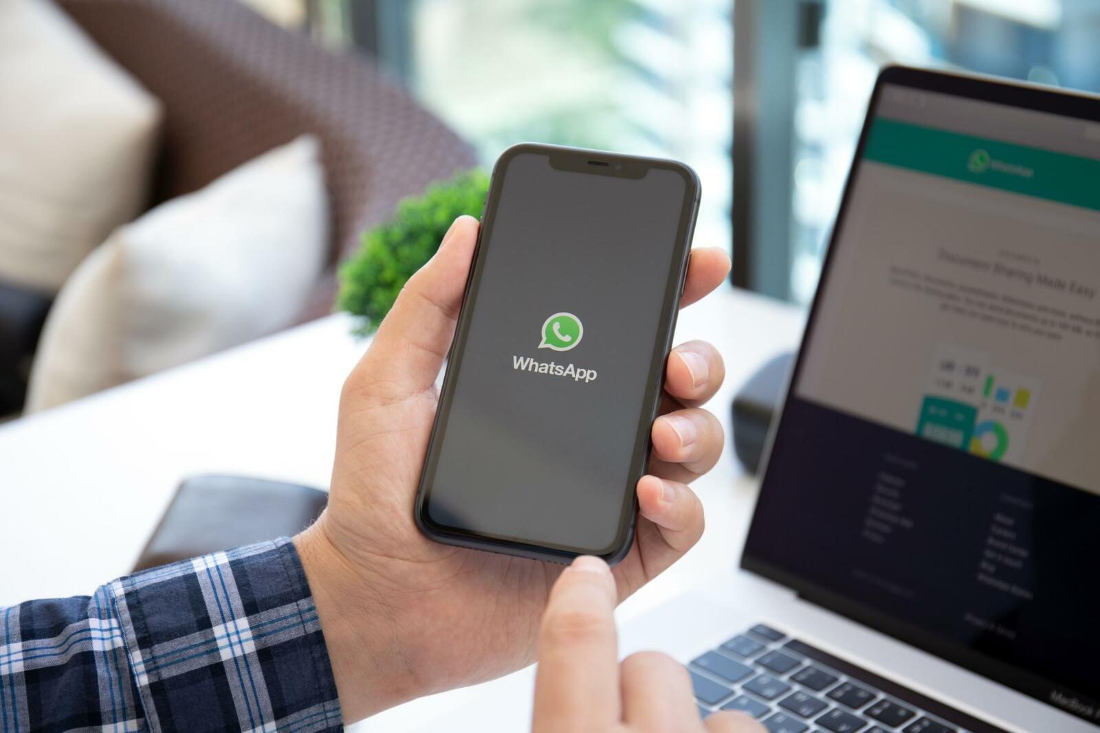 Kommunikation per Whatsapp ist im Alltag präsent. Doch für die Übermittlung einer Kündigung ist der Messenger ungeeignet.