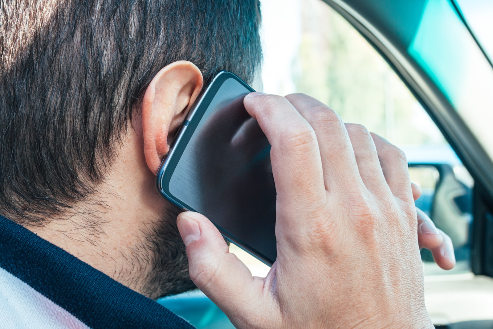 Wegen der erfundenen Nutzung einer Handyspange am Kopf hat einen Autofahrer ein Bußgeld kassiert.