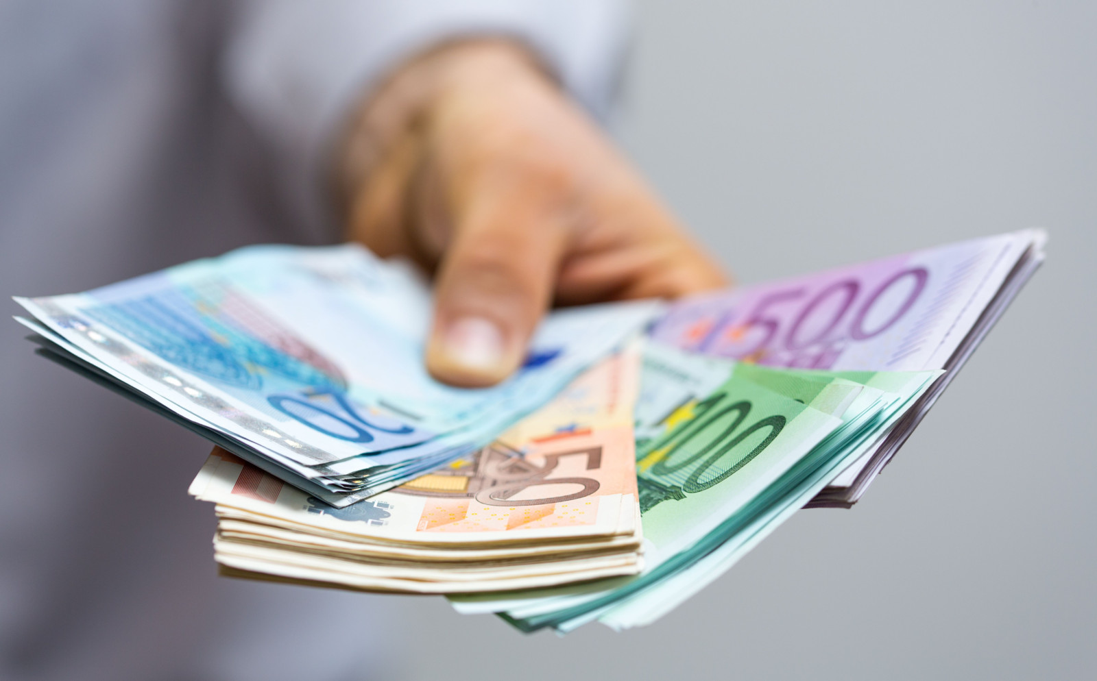 Höhe der Fördergelder: In Ostdeutschland können Betriebe bis zu 2.800 Euro bekommen, in Westdeutschland beträgt der Zuschuss bis zu 1.750 Euro pro Beratung.
