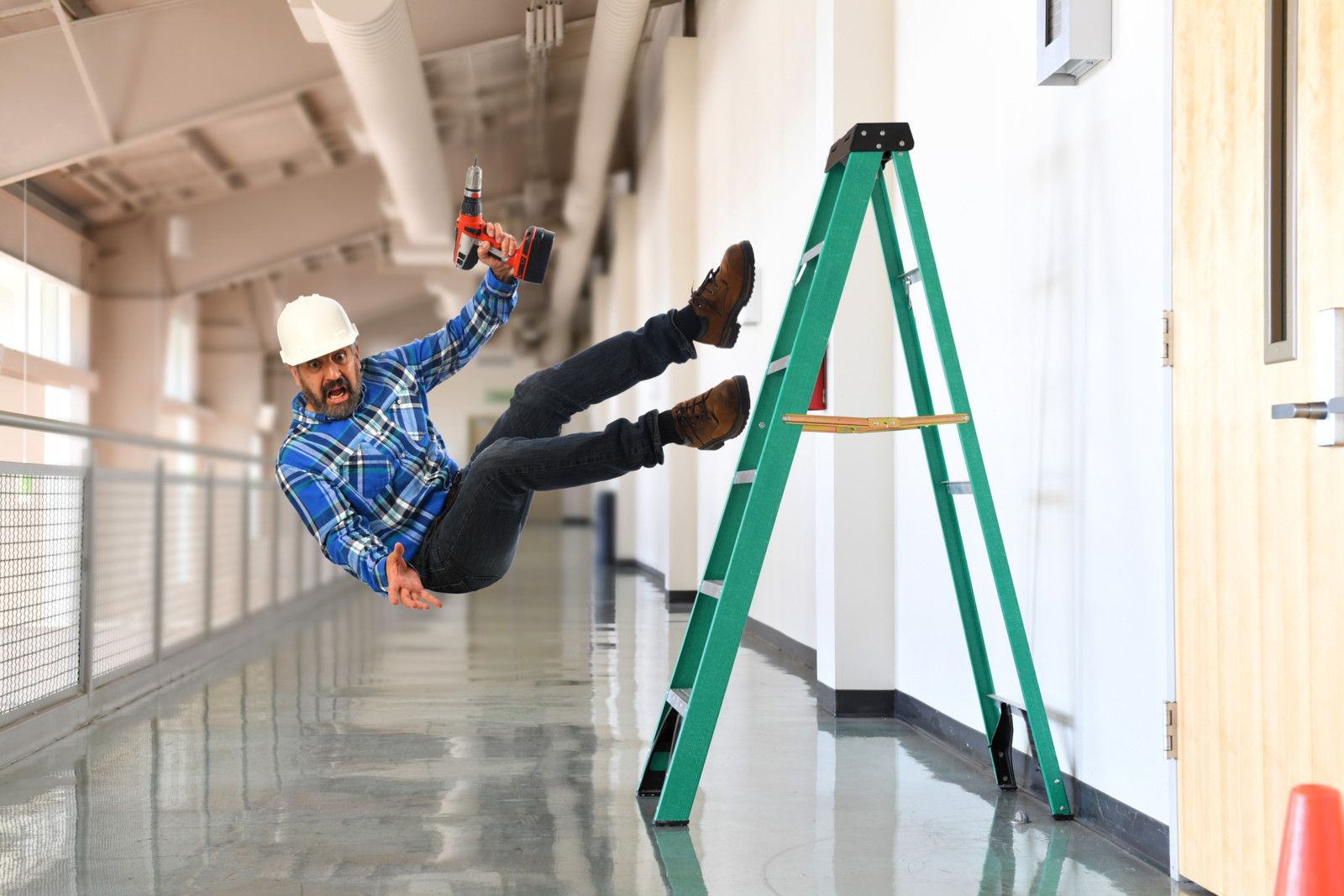 Leiterunfälle gehören zu den häufigen Arbeitsunfällen auf der Baustelle.