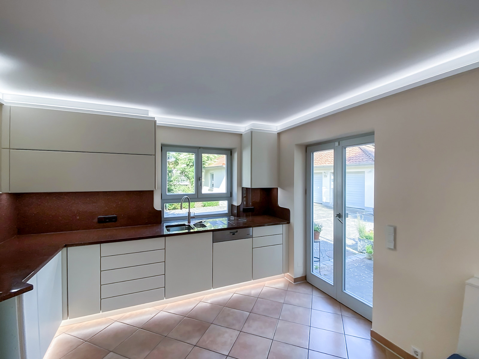 Gestalten mit Licht: In dieser Küche hat die Tischlerei Schulmeyer eine indirekte Beleuchtungslösung realisiert. 