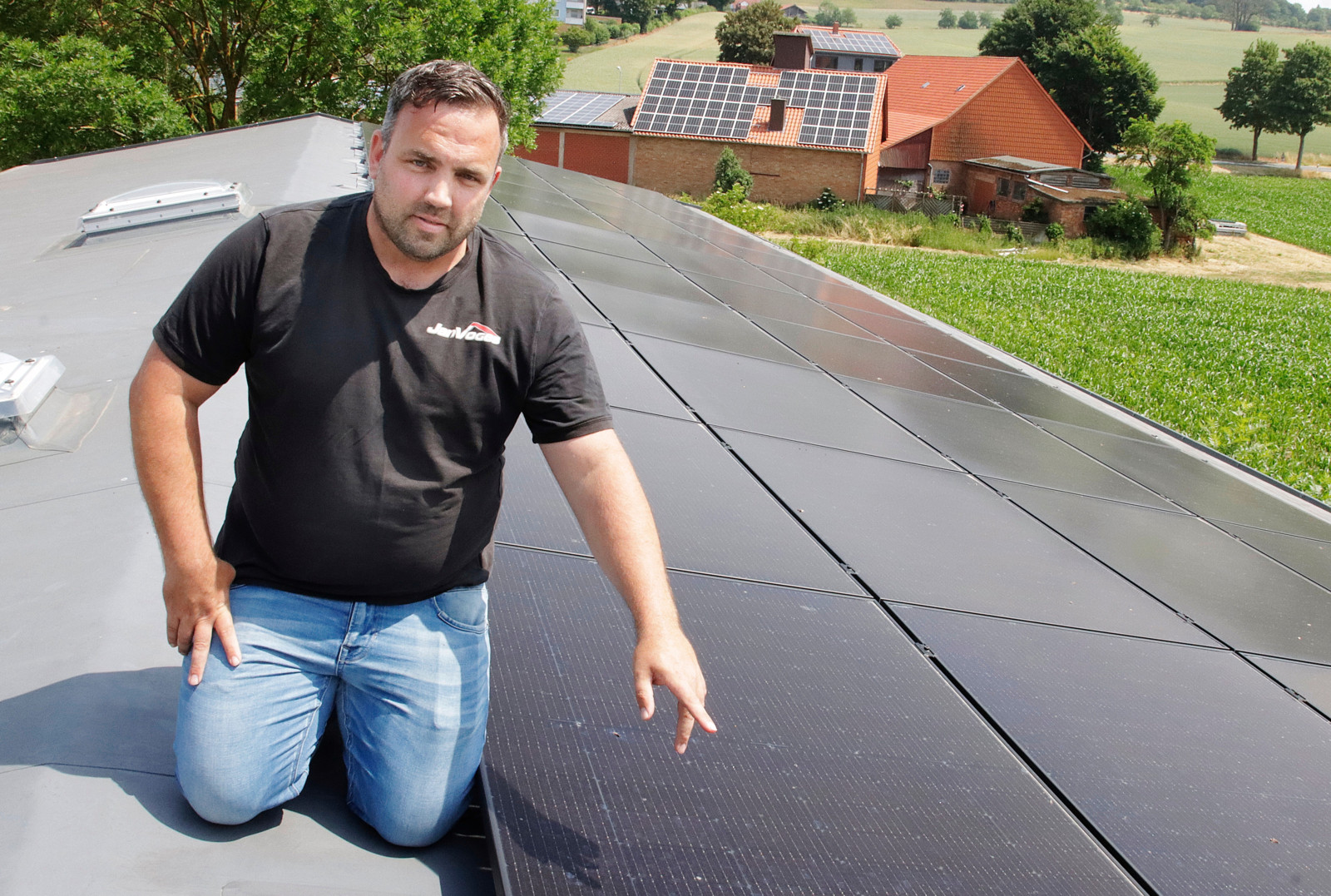 Welches Fachwissen ist nötig, um eine Photovoltaik-Anlage aufs Dach zu bringen? Es gehe um die Statik des Dachstuhls und den Zustand der Dachabdeckung, sagt Dachdeckermeister Jan Voges. Wer das nicht beachtet, müsse mit Problemen rechnen. 
