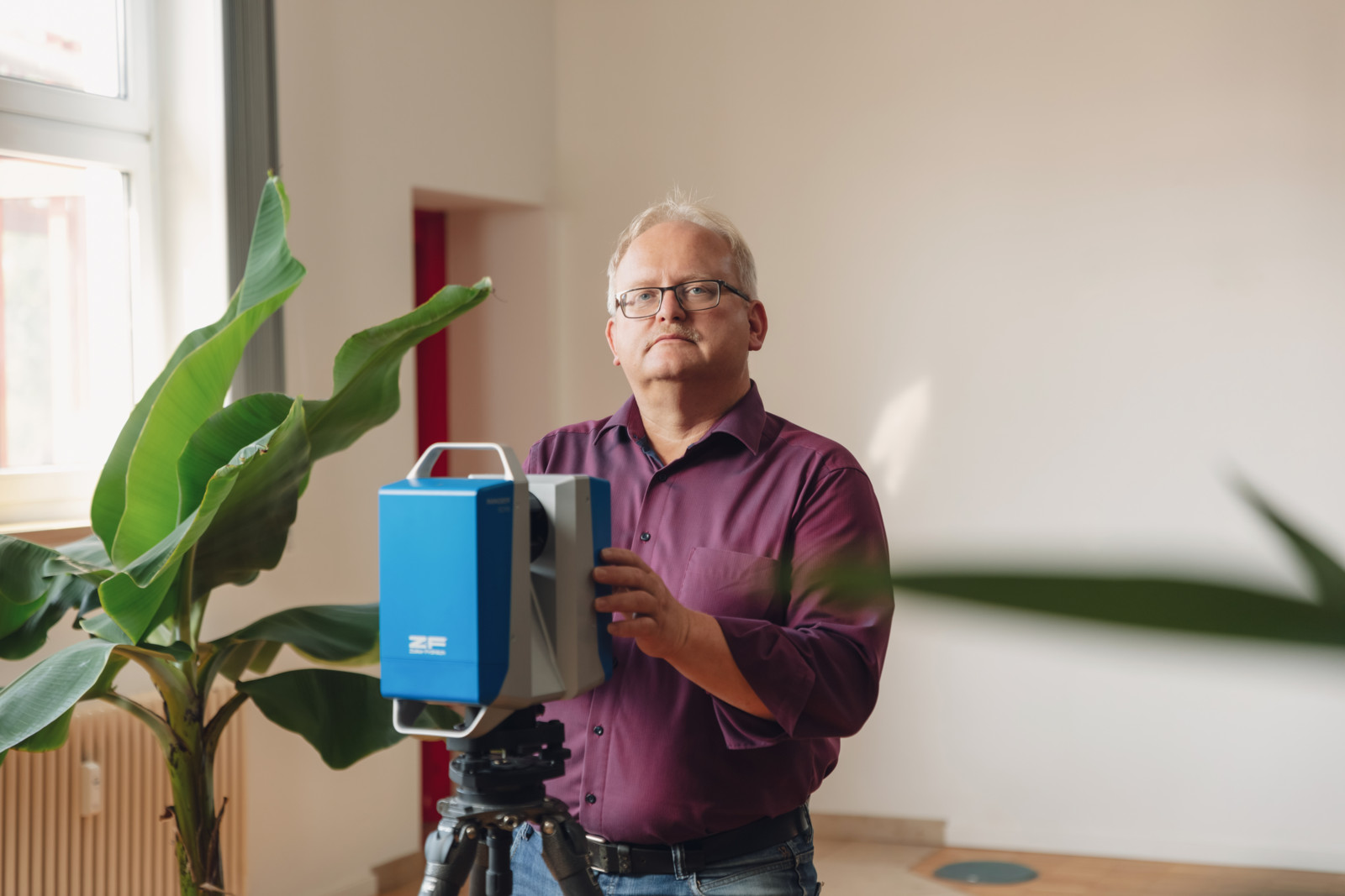 Stefan Peter mit seinem 3D-Laserscanner: „Mittlerweile messen wir fast alles mit dem System auf.“