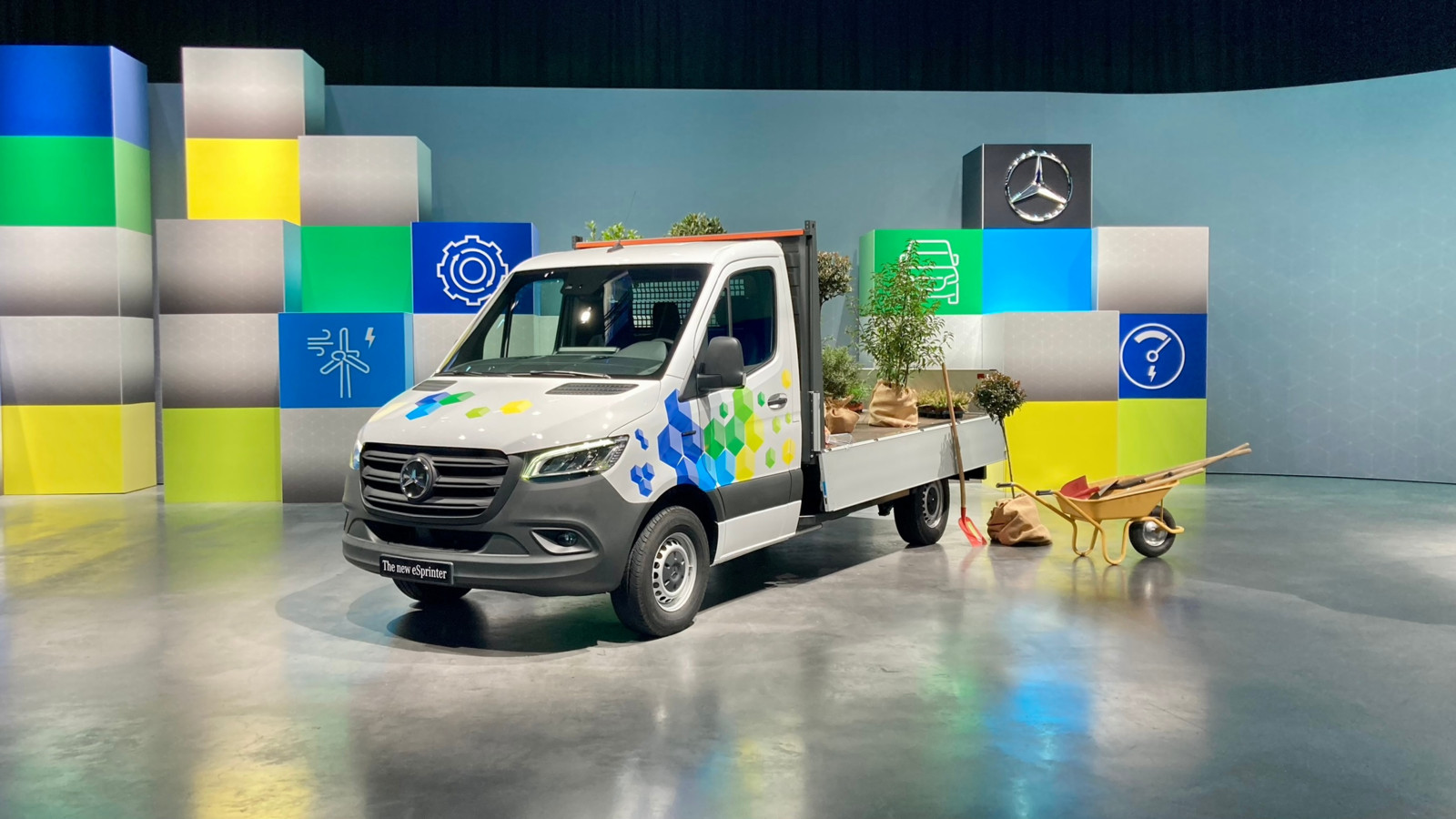 Mercedes-Benz Vans fokussiert sich – auch im Vertrieb – stark auf die Digitalisierung, das Produktportfolio wird elektrischer. Zeichen dafür: der neue e-Sprinter ab 2024.