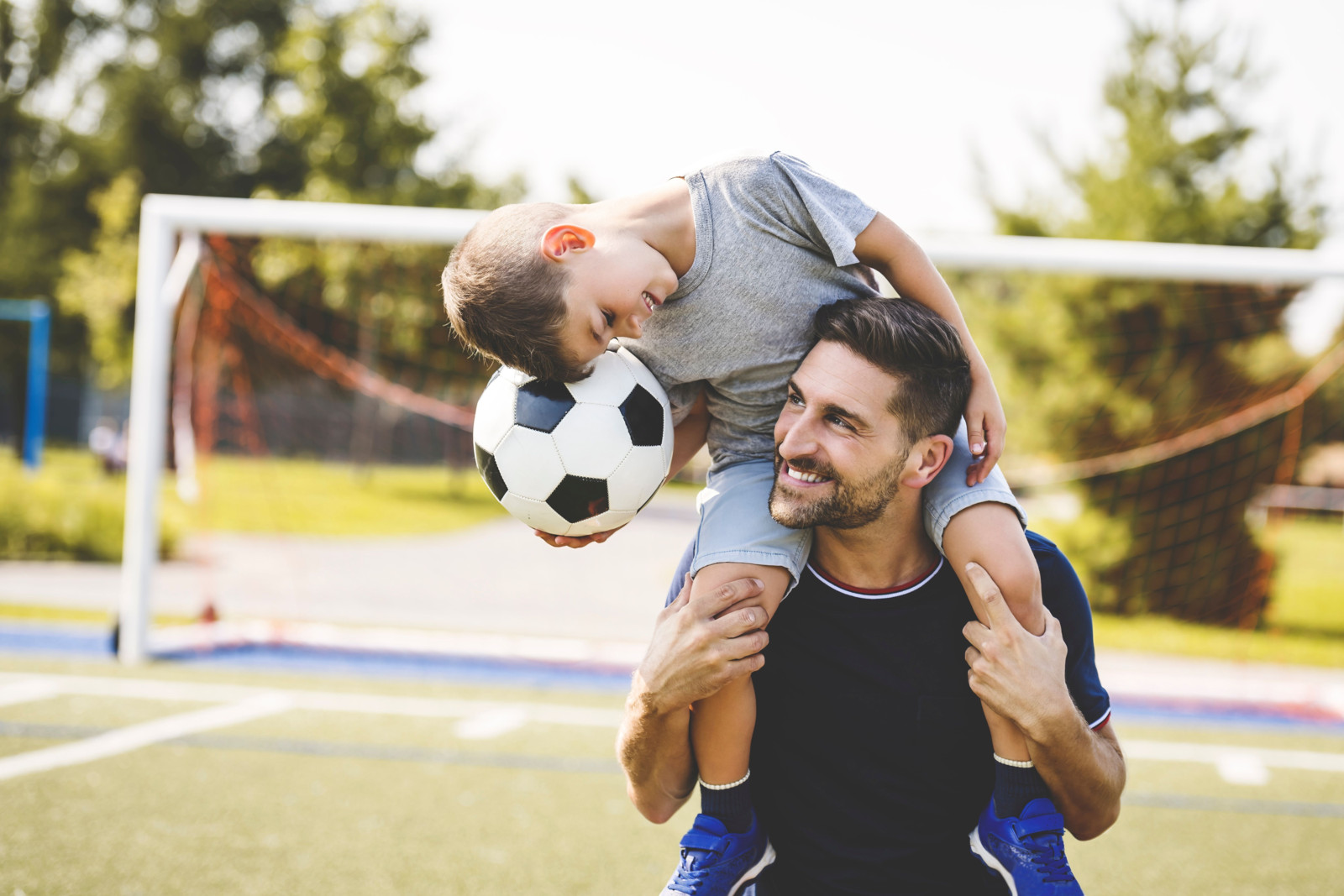 Gemeinsame Zeit ist wichtig für Vater und Kind: Wenn Sie beide Freude am Kicken haben, können Sie zum Beispiel zusammen Fußball spielen.